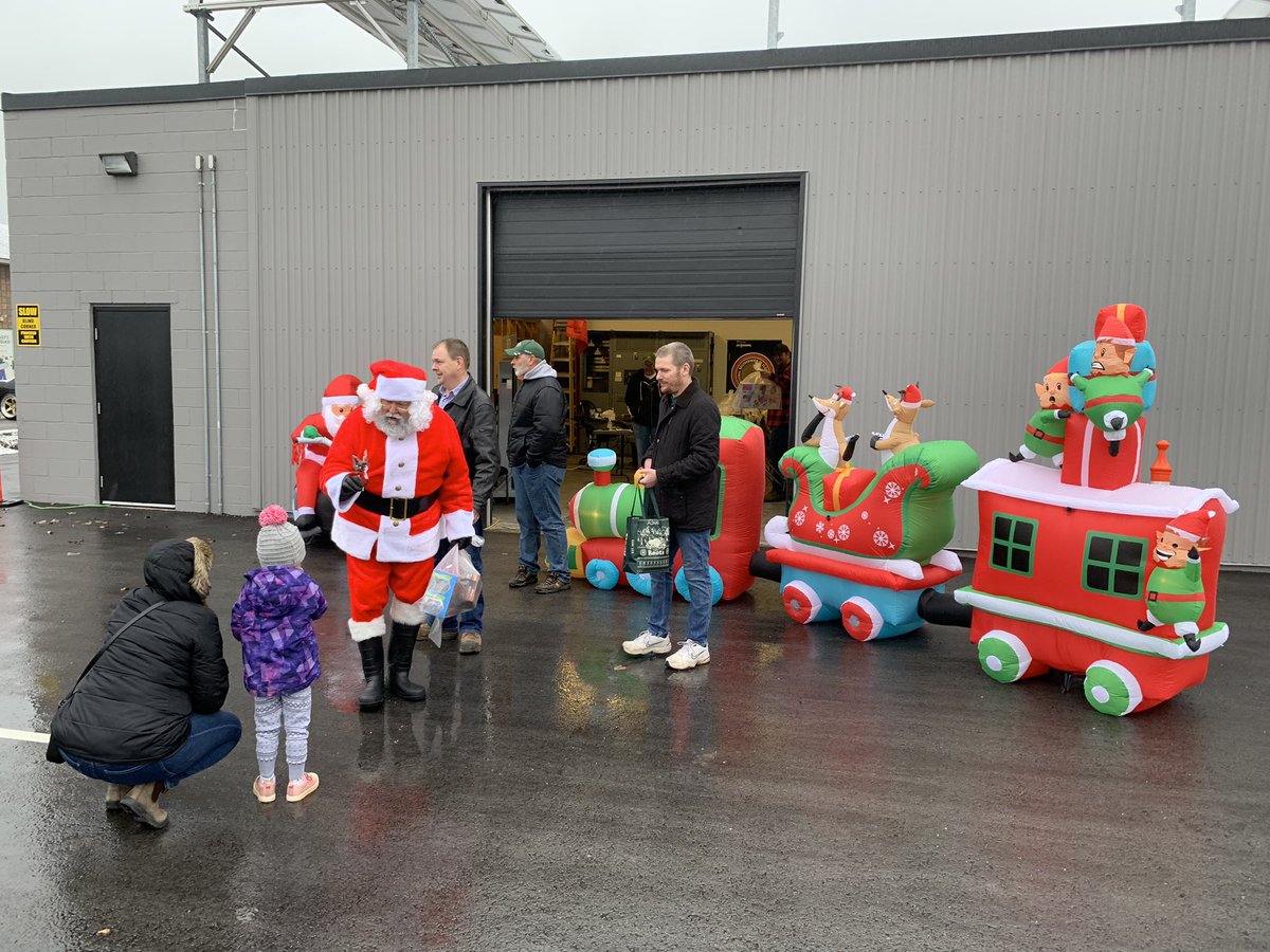 IBEW303Niagara's tweet photo. Despite the grey day Santa found his way to town. We had a great turn out for the annual @IBEW Local 303 Kids Christmas Drive Through. Thanks to all involved for making it an amazing day. https://t.co/i6Wna7oVOO