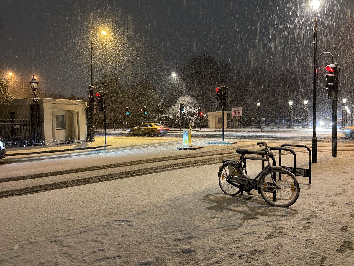 mmenright's tweet photo. London under a blanket of snow. Still falling. #Fitzroviasquare #ParkCrescent #uksnow #londonsnow @SkyNewsWeather @bbcweather https://t.co/taRR50I2u5
