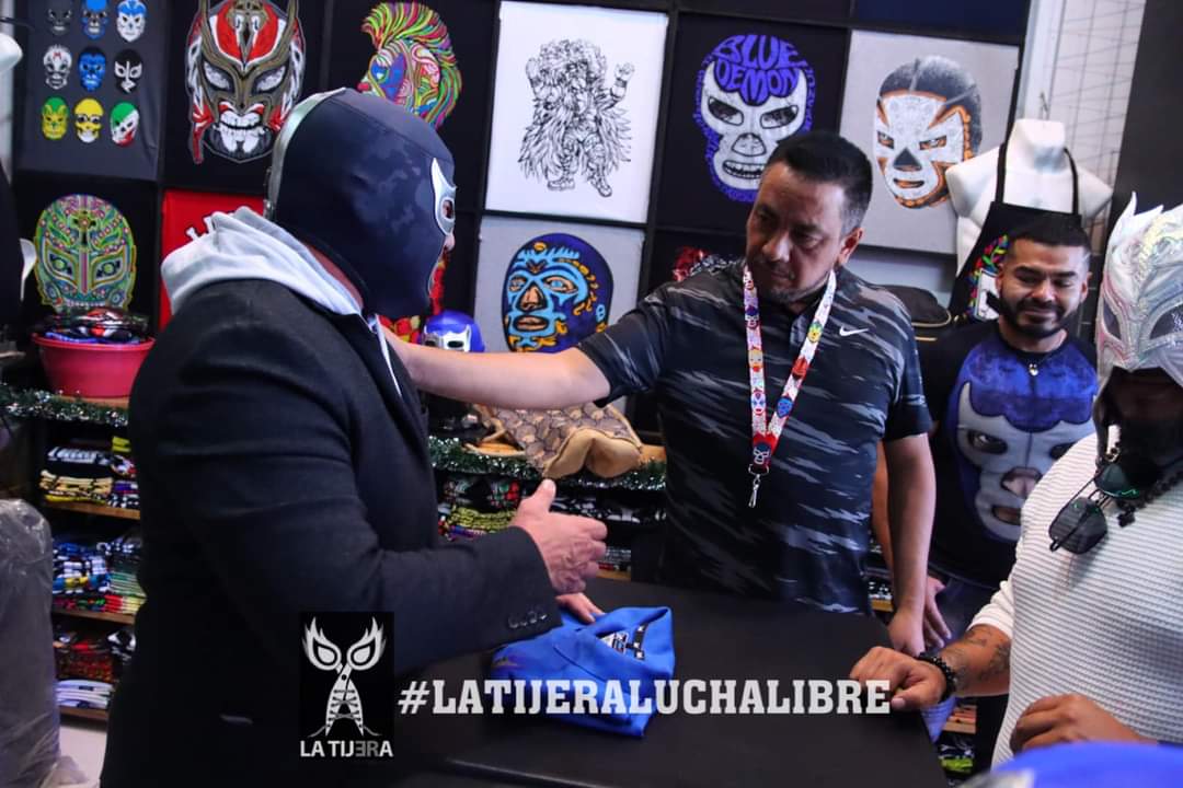 LaTijeraLucha's tweet photo. El #DemonioAzul, @BlueDemonjr de visita en la tienda #Talivision en el centro de la Ciudad de México en el que los fanáticos pudieron convivir con el heredero de #ElManotas...
#latijeraluchalibre https://t.co/tqptB4kKiR