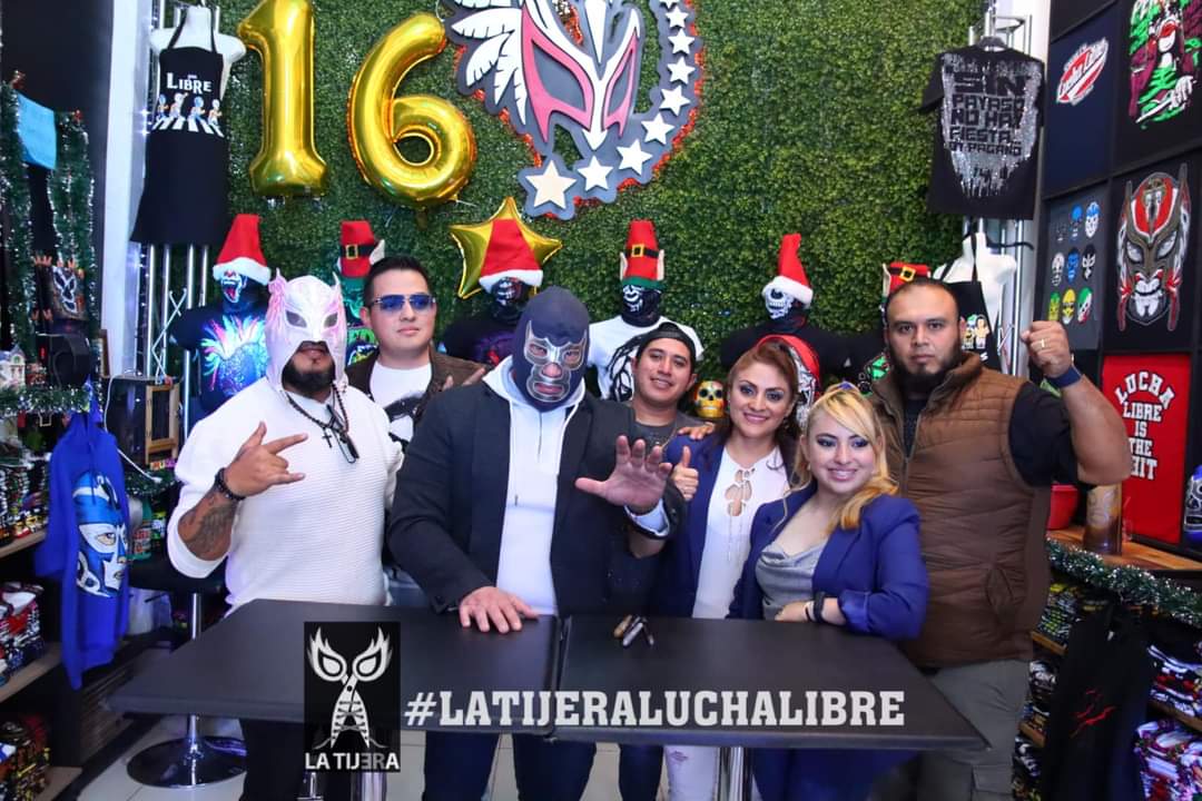 LaTijeraLucha's tweet photo. El #DemonioAzul, @BlueDemonjr de visita en la tienda #Talivision en el centro de la Ciudad de México en el que los fanáticos pudieron convivir con el heredero de #ElManotas...
#latijeraluchalibre https://t.co/tqptB4kKiR