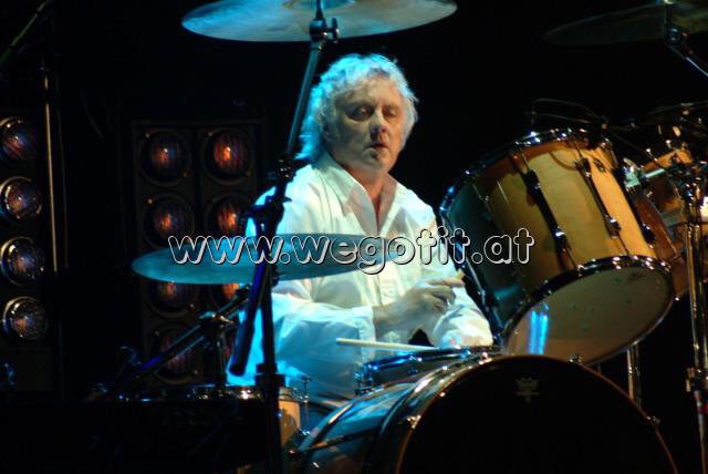 #OTD on 11/12/2004. #BrianMay and #RogerTaylor, as #Queen, played at the CCN CongressCenter in Nuremberg, Germany, during the #WeWillRockYouMusical.