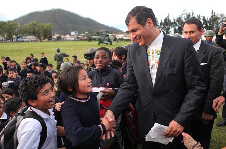 Vhgkasparov's tweet photo. El anti Correísmo surgió cuando las hijas y los hijos de las empleadas domésticas del Ecuador comenzaron a obtener mejores notas que los hijos de los patrones y se fueron a estudiar gratuitamente en las mejores universidades del mundo. https://t.co/IqAWPUu9uB