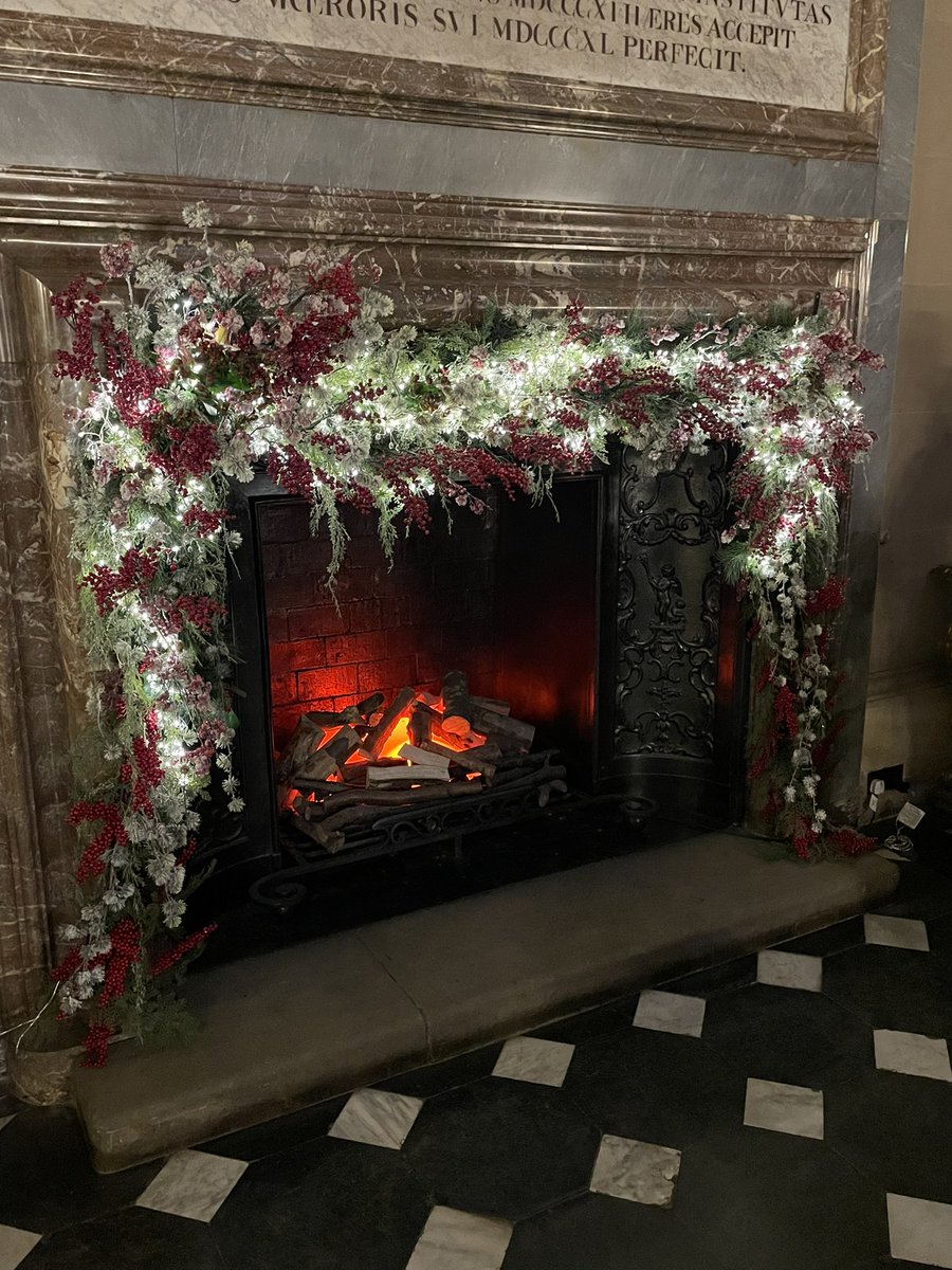 AshDav23's tweet photo. A lovely trip to @ChatsworthHouse this weekend 🎄 https://t.co/WhI9VuHUpn