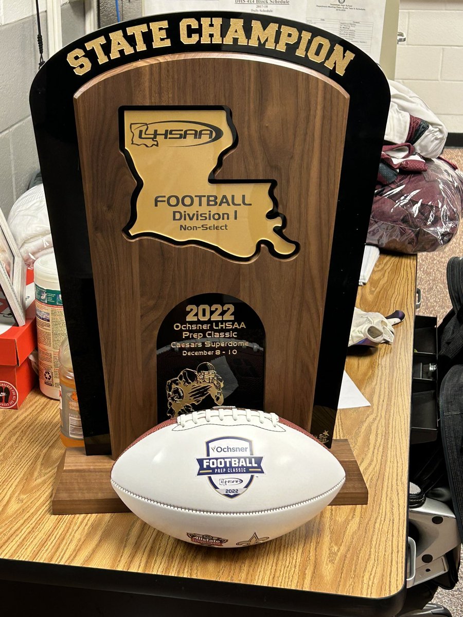 What an unbelievable night! What an unbelievable group of young men and coaches! Was it easy? Never, even the last minutes. Was it worth it? Undoubtedly! Since January 5 2022 this entire program believed in the power of WE!! Every day,every week, until the Mission was Finished!!