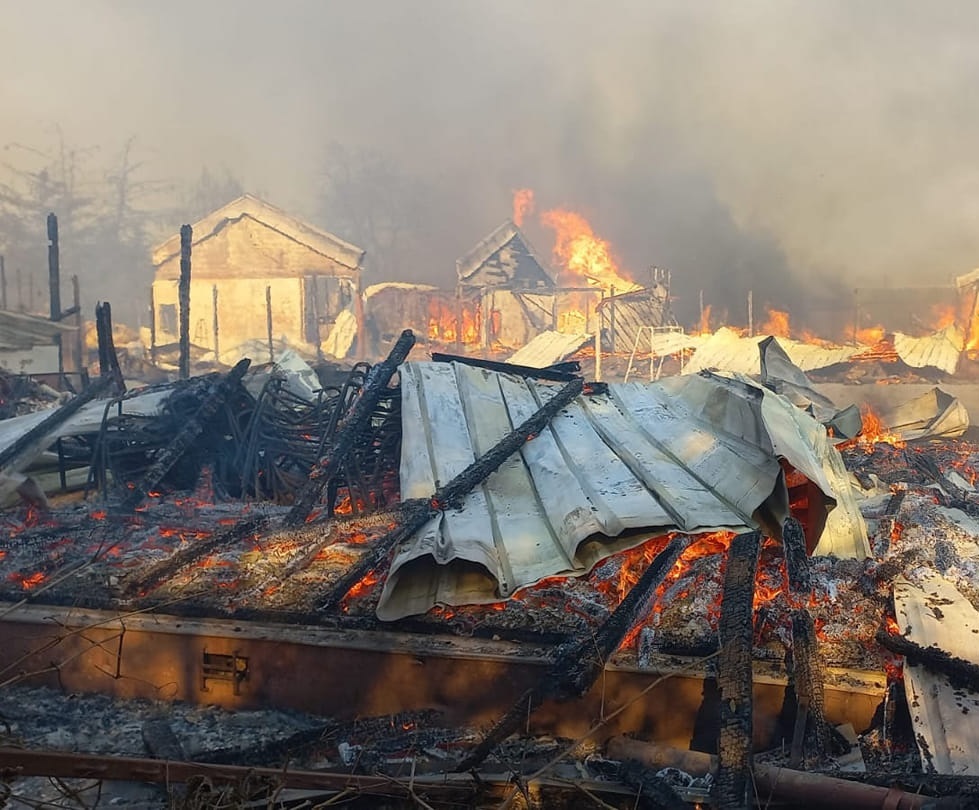 AHORA: Se decreta Alerta Roja para las comunas de #Curicó y #Romeral por incendios forestales. Ex excuela Corpride de #Romeral completamente destruidas por las llamas.