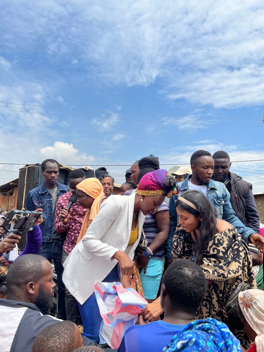 charlruto's tweet photo. Christmas came early in Kibra this Saturday as we, in partnership with Alpharama, donated 1,400 bags of food items to the community in Kibra. Each bag had Rice, Maize Flour, Cooking Oil, Ndengu and Salt which the locals would enjoy for a meal this festive season. https://t.co/rVmvaMiiCp