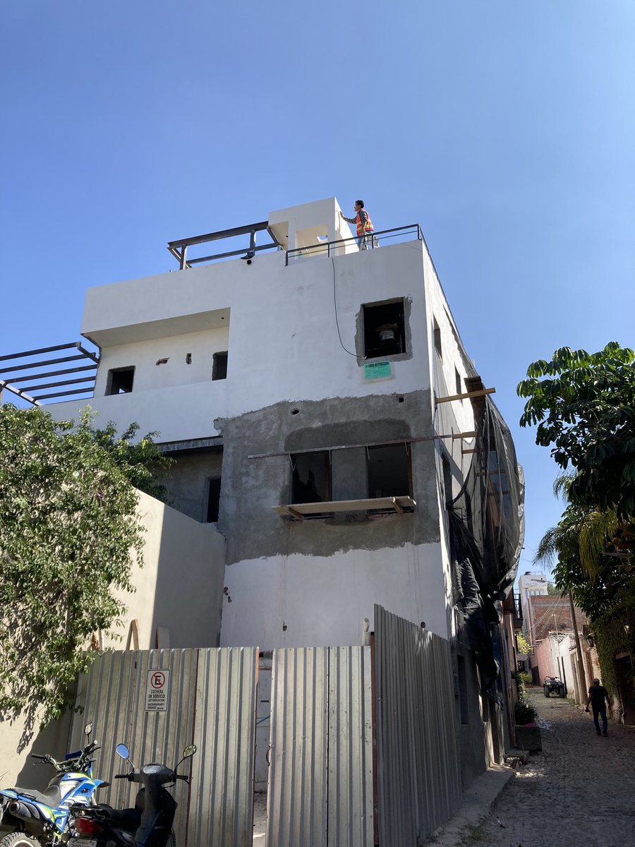 _rojo's tweet photo. Oigan @GobSMA, se puede construir tantos niveles hacia la calle en pleno centro? https://t.co/ogVViJ7LHH