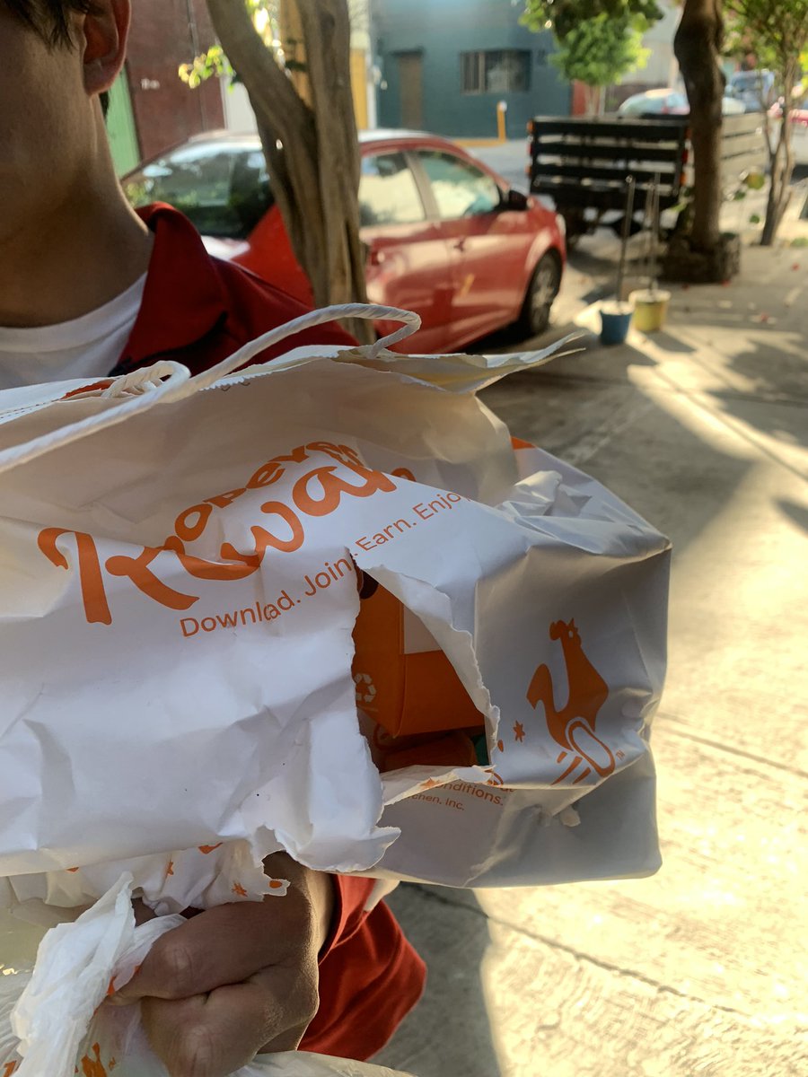 MGroning's tweet photo. @PopeyesMX Asi entrega sus pedidos @DidifoodMX 
Ah y el repartido me llamo por reportarlo para decirme “pinche vieja ramera” https://t.co/1oJEhutuJ9