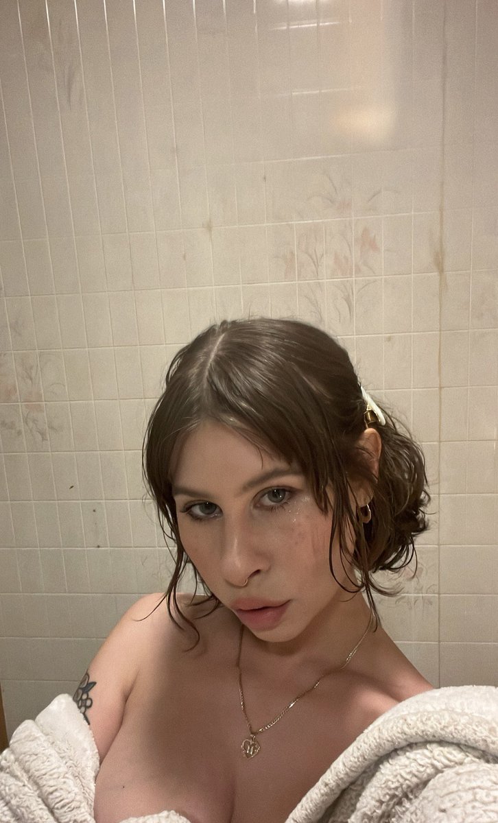 haleyvaun's tweet photo. a bathrobe serve https://t.co/cztqMIfVVR