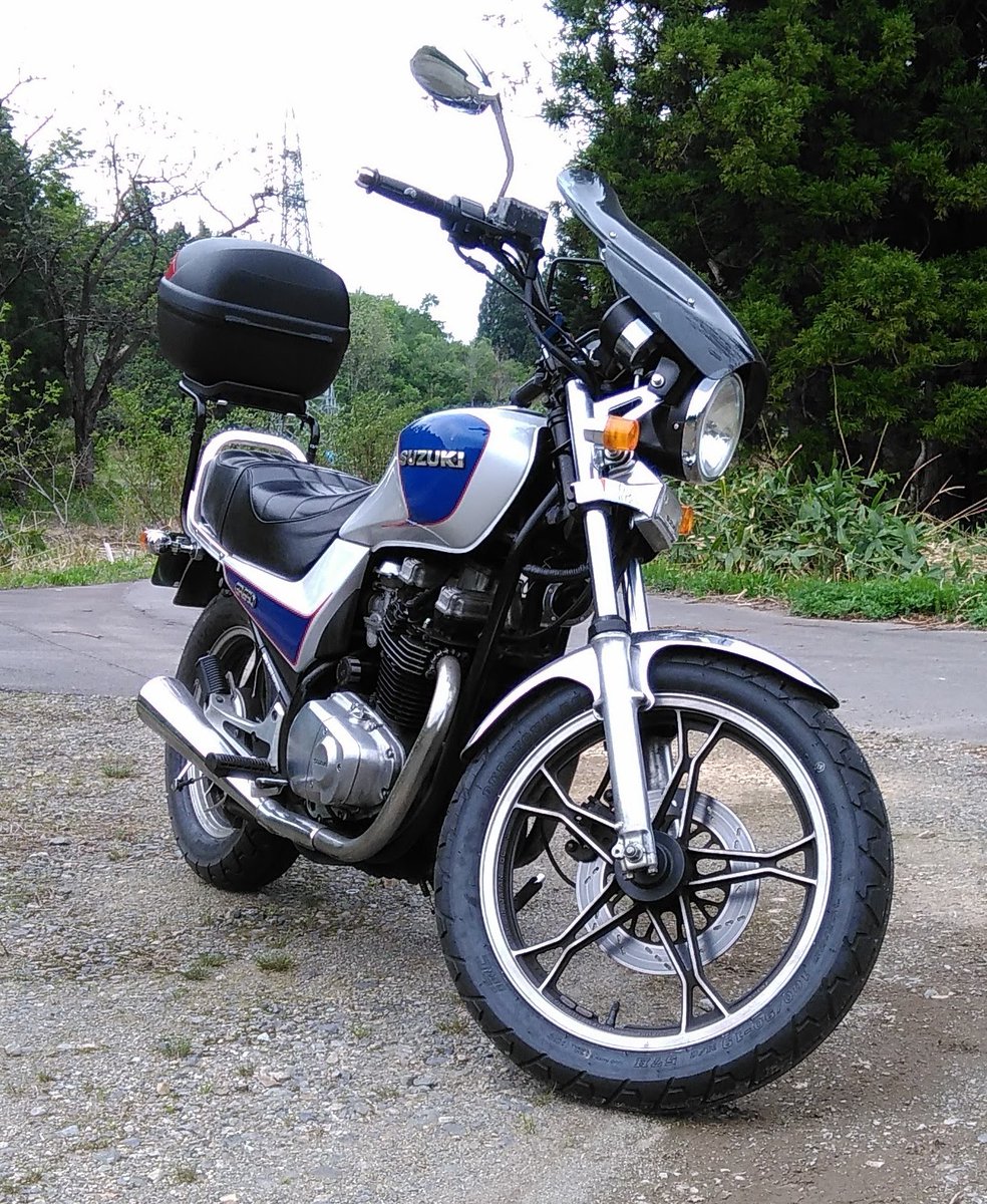 03batmB's tweet photo. アメリカンと言えども私が乗ってたGR650は機敏に動ける大型だったなぁ。
1983年式としては無茶苦茶乗り易いバイクでした、唯一の欠点は車体が起き気味になって危ないサイドスタンドぐらい(笑)
QS150はこれの縮小版みたいな感じです😆
#スズキ
#GR650 https://t.co/ALtZwj1boP