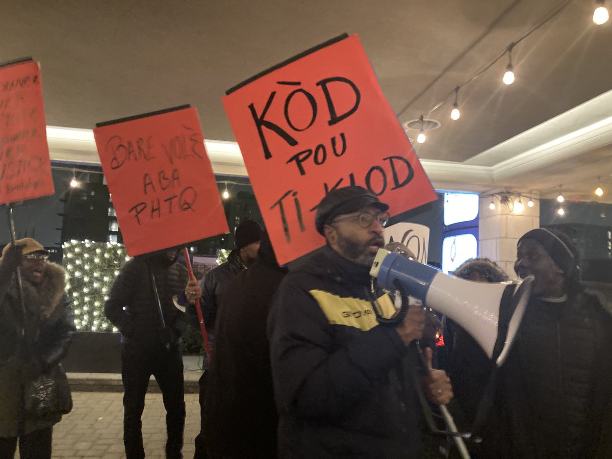 GabProulxRC's tweet photo. Une vingtaine de membres de Solidarité Québec-Haiti protestent à Montréal contre le passage de l’ex PM d’Haiti Claude Joseph #Haiti https://t.co/ue9uNmNRNR