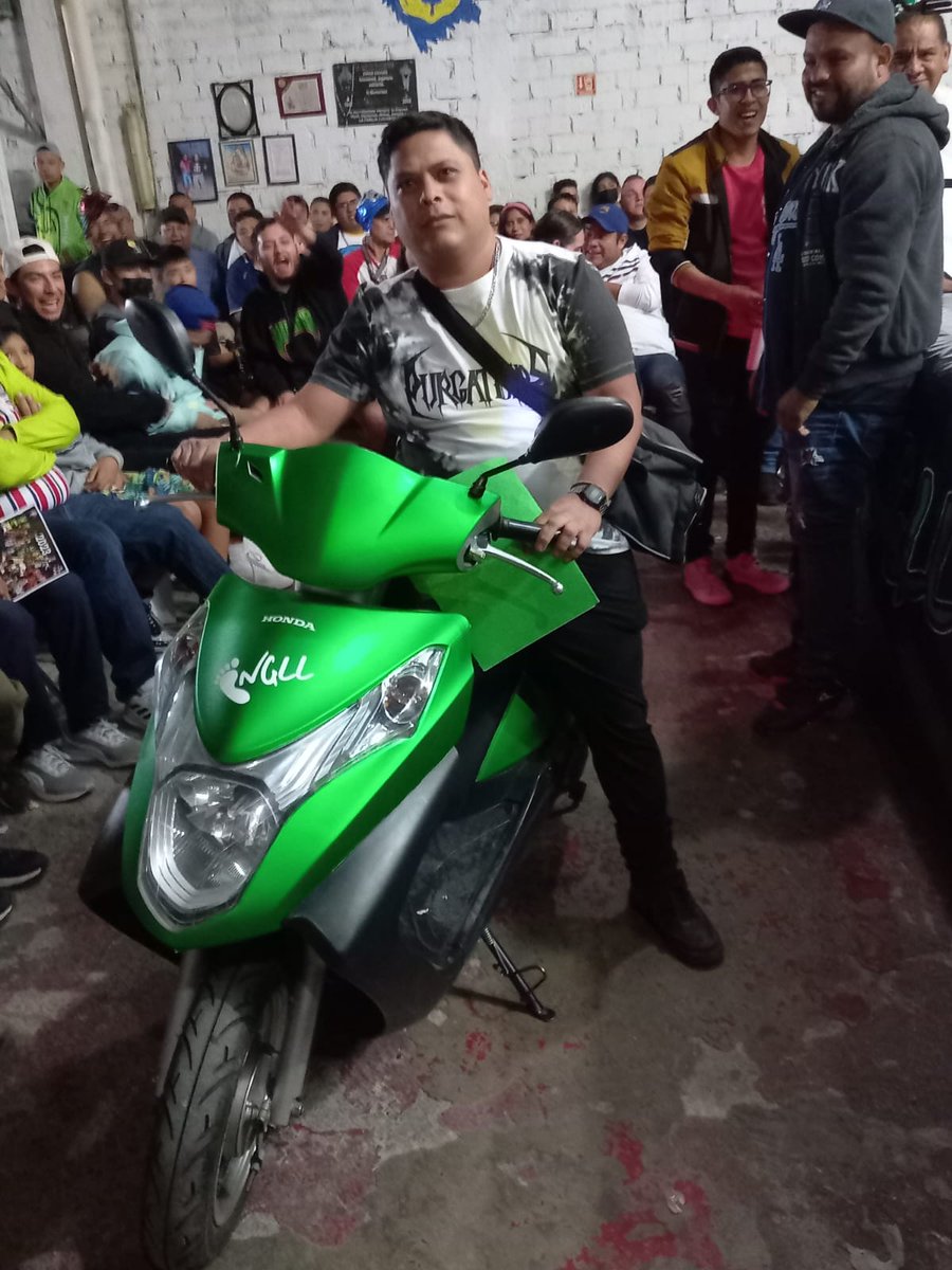 LaTijeraLucha's tweet image. Como parte del festejo del cu4arto anivers4rio de #NGLL, se rifa una motoneta, que es ganada por uno de los asistentes en segunda fila de la #ArenaRobertoPaz...
#latijeraluchalibre