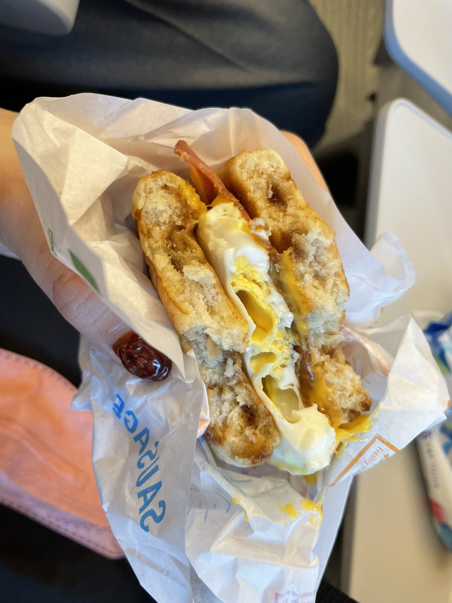 okada_world's tweet photo. 大好きな朝マックのマックグリドルソーセージエッグちゃん…🥚
朝マックってめったに食べる機会ないから楽しみだったのに、ソーセージじゃなくてベーコン入ってて悲しみ🥓🥓
｡ﾟ(ﾟ´ω`ﾟ)ﾟ｡ https://t.co/2DC6QMeFIe