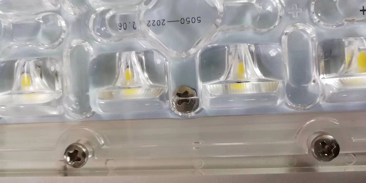 KellyChensolar's tweet photo. NOMO's Led Solar street lights, 16 pcs of 5050 led light sources are on one board, next add the up to 94% high efficiency PMMA lens above them and do some technical adjsutment, then the lighting result would completely meet road lighting requirement. #solarlight #solarprojects https://t.co/2mlzexH6YK