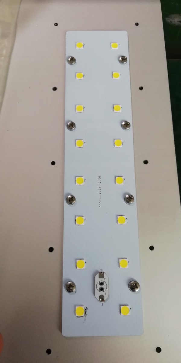 KellyChensolar's tweet photo. NOMO's Led Solar street lights, 16 pcs of 5050 led light sources are on one board, next add the up to 94% high efficiency PMMA lens above them and do some technical adjsutment, then the lighting result would completely meet road lighting requirement. #solarlight #solarprojects https://t.co/2mlzexH6YK