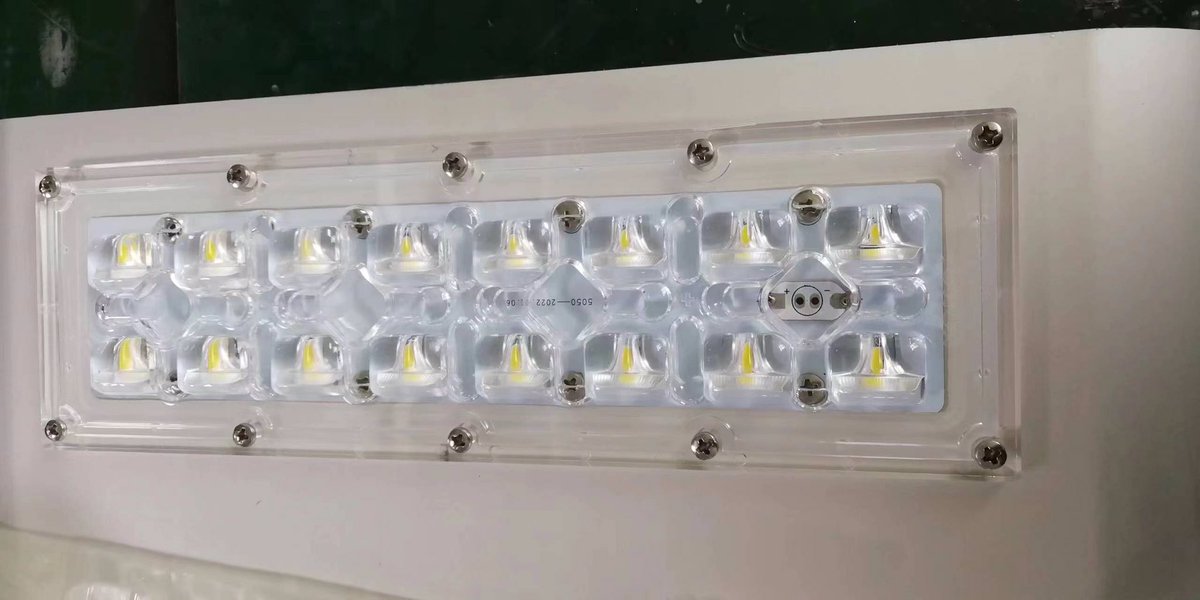 KellyChensolar's tweet photo. NOMO's Led Solar street lights, 16 pcs of 5050 led light sources are on one board, next add the up to 94% high efficiency PMMA lens above them and do some technical adjsutment, then the lighting result would completely meet road lighting requirement. #solarlight #solarprojects https://t.co/2mlzexH6YK