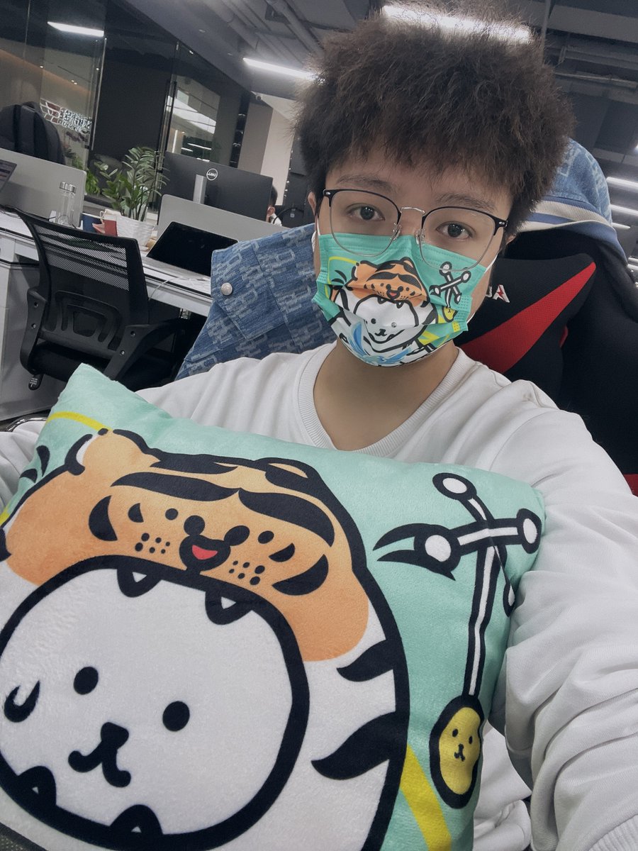 Colby_Y1998's tweet photo. #NFT  #Web3  #WHIKO
从@Nbuilderweb3定制的口罩跟抱枕到啦，质量还不错，@WHIKO_LAND 也太适合做周边了吧，两只可爱小老虎，本命年，虎虎生威！就是感觉给自己拍的娘们唧唧的，周末两天没看地板也涨价了，看来大家whiko家人都在努力的建设社区，加油！明年1E，起飞🚀🚀🚀 https://t.co/WswDGdaZj7