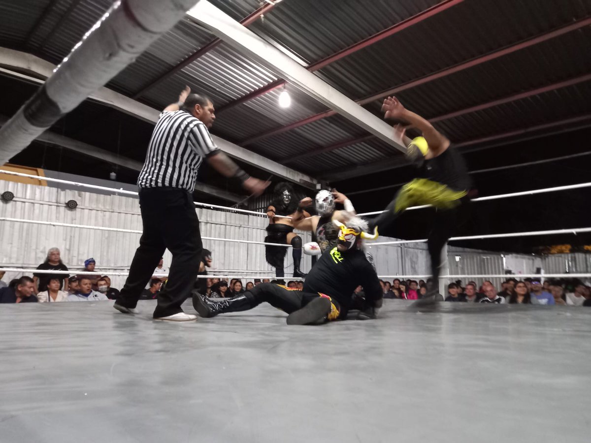 LaTijeraLucha's tweet image. En lucha especial en el cu4arto anivers4rio de #NGLL, la tercia sorpresa de #Samoano, #Stone y #MrVenun se logran imponer en el cuadrangular de tercias en #ArenaRobertoPaz a las restantes de #BufaloNegro, #DarkConde y #DarkBulls, así como a  #Veguetta, #AeroExtreme y #Brayan...