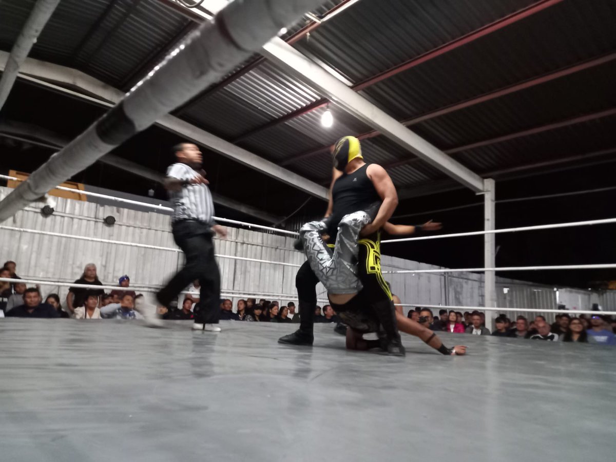 LaTijeraLucha's tweet image. En lucha especial en el cu4arto anivers4rio de #NGLL, la tercia sorpresa de #Samoano, #Stone y #MrVenun se logran imponer en el cuadrangular de tercias en #ArenaRobertoPaz a las restantes de #BufaloNegro, #DarkConde y #DarkBulls, así como a  #Veguetta, #AeroExtreme y #Brayan...