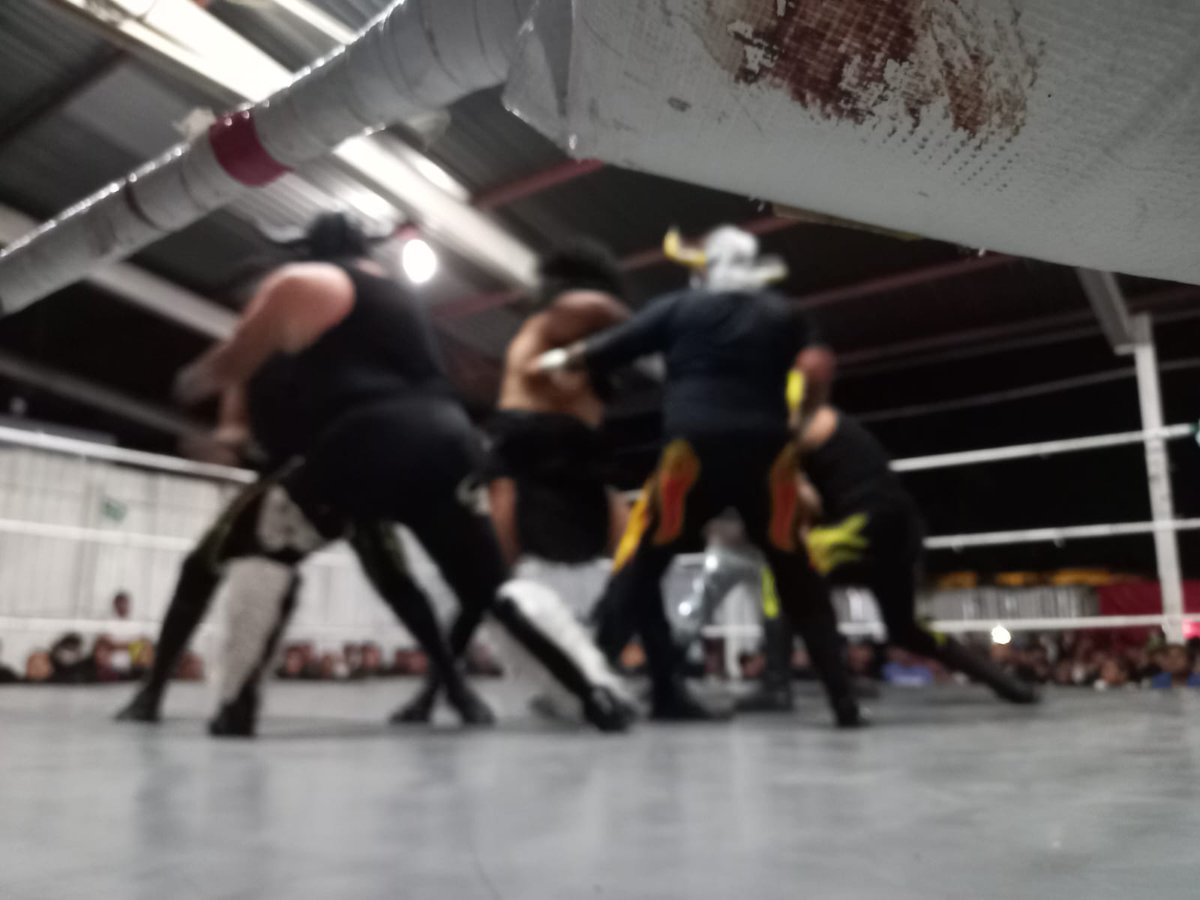 LaTijeraLucha's tweet image. En lucha especial en el cu4arto anivers4rio de #NGLL, la tercia sorpresa de #Samoano, #Stone y #MrVenun se logran imponer en el cuadrangular de tercias en #ArenaRobertoPaz a las restantes de #BufaloNegro, #DarkConde y #DarkBulls, así como a  #Veguetta, #AeroExtreme y #Brayan...