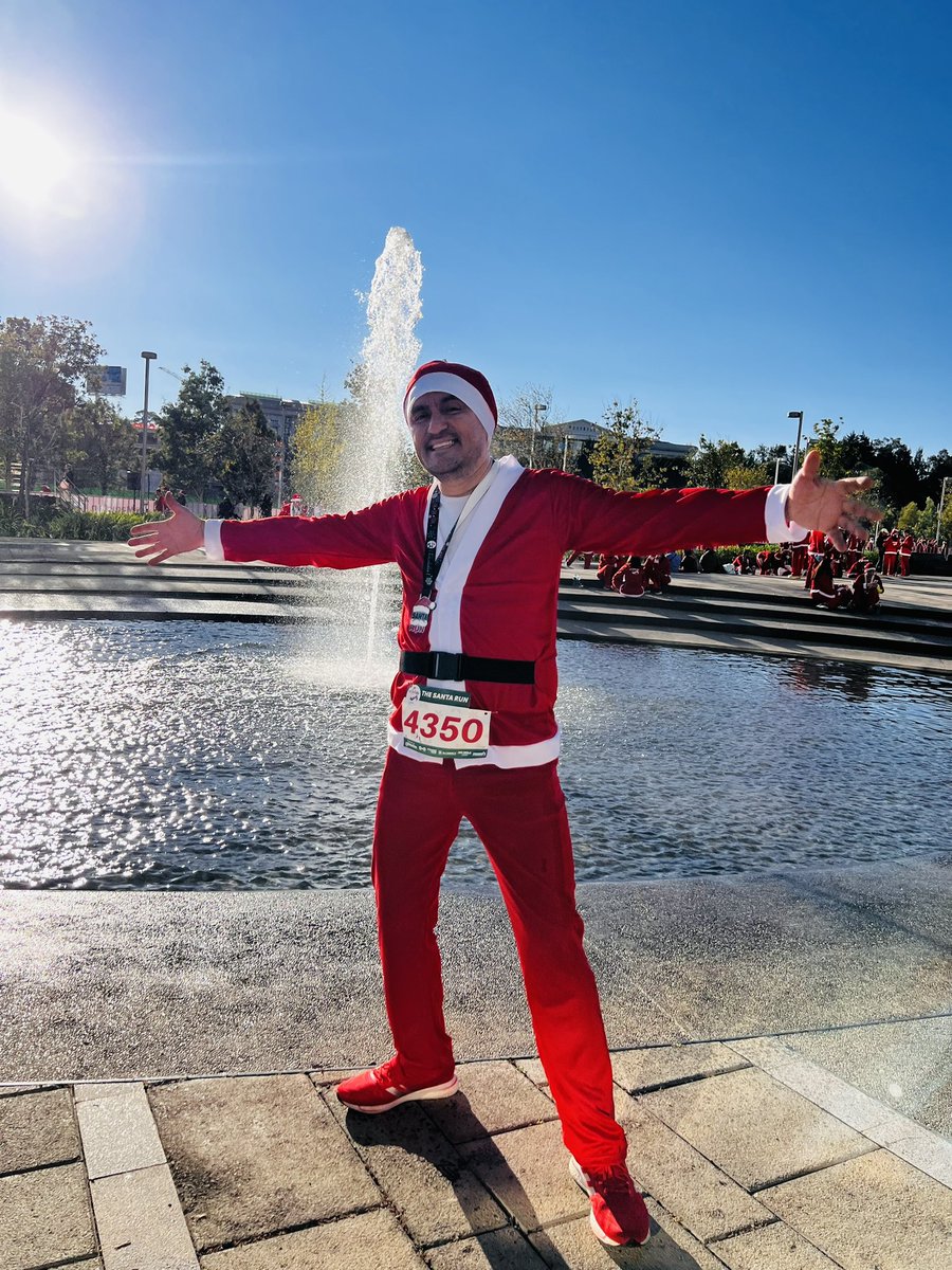 Parhakata's tweet photo. Ya llegó su Santa, cómo se portaron?#TheSantaRun #MiVicioEsCorrer #CorrerMeHaEnseñado #EntreRunners #YoElegiCorrer https://t.co/JjZRX5zbRf