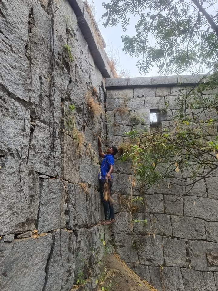 yuva_brigade's tweet photo. #SwacchBharat #SBMG #CleanlinessIsHealth 
#YuvaBrigade took up the 2nd phase of rejuvenation of Raichur fort. Do join us in coming weeks on the same drive. https://t.co/J6myVW9iqD