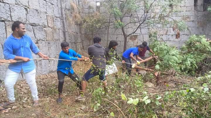 yuva_brigade's tweet photo. #SwacchBharat #SBMG #CleanlinessIsHealth 
#YuvaBrigade took up the 2nd phase of rejuvenation of Raichur fort. Do join us in coming weeks on the same drive. https://t.co/J6myVW9iqD