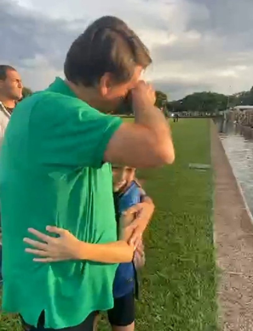 Amigos, o mituuu está triste, precisando de apoio.
Alguém tem uma palavra de consolo para ele?

Eu diria algo do tipo:
Foda-se!!!!