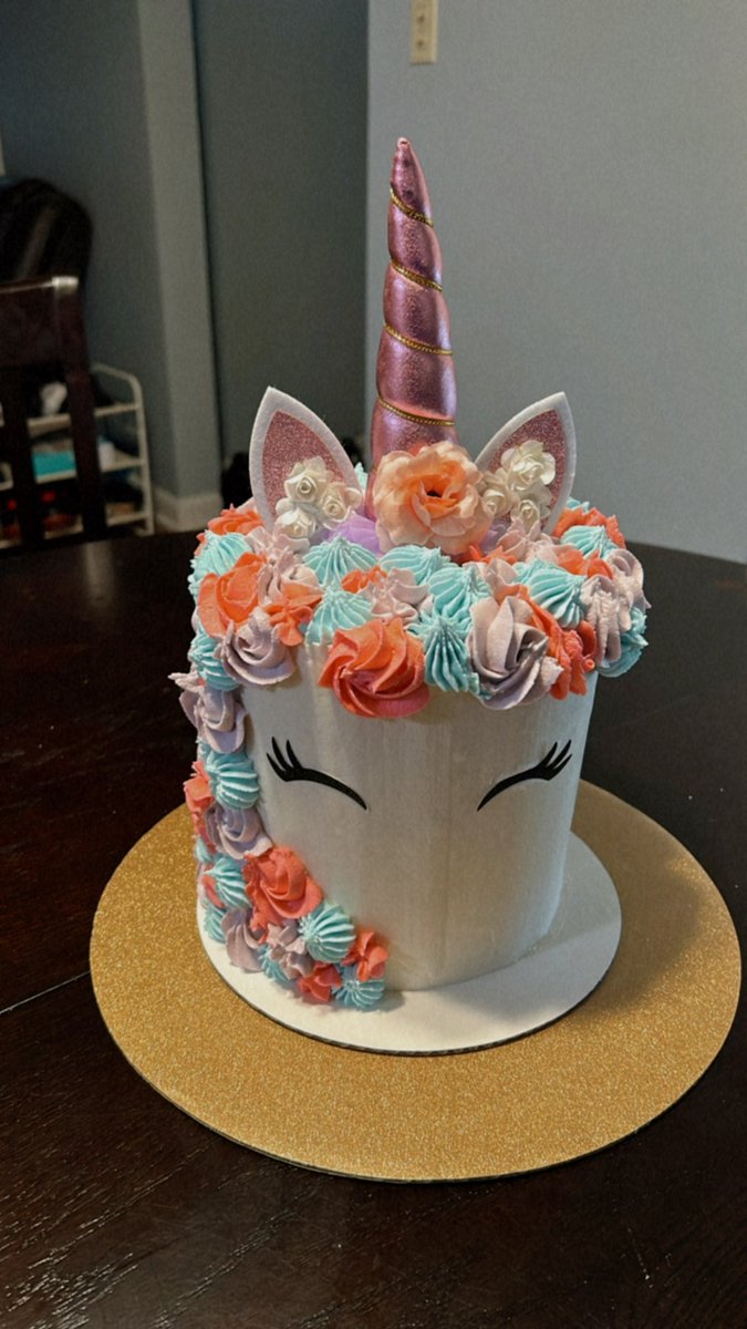 __justmeCB's tweet photo. Vegan Unicorn Cake made by yours truly https://t.co/p5SIczUCE2