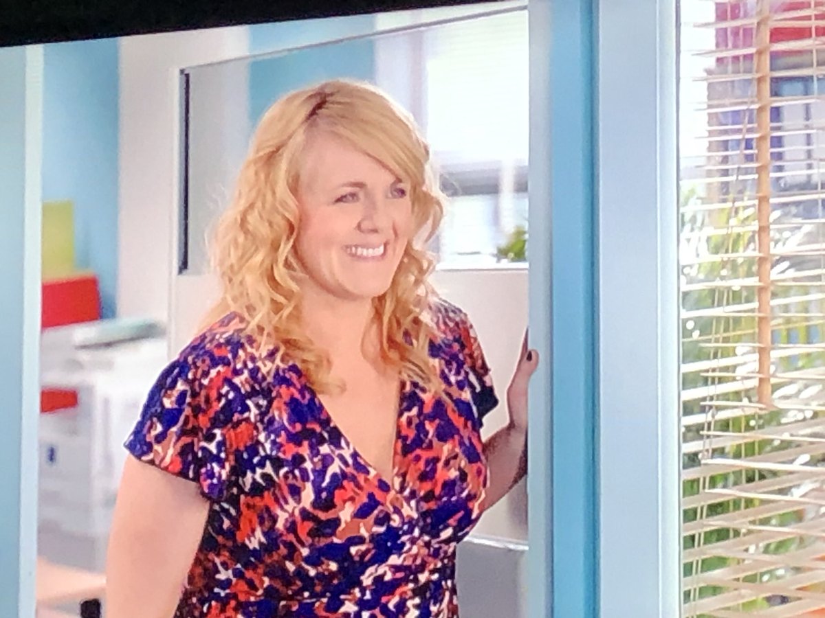 Tracy_C_853's tweet photo. Awww the reason I subscribed to now tv.. so glad I get to watch this classic, and get to see the legend that was Bobby ball again. @_DanielRyan you and Bobby breaking out into singing dancing were brilliant scenes.will always be one of my fave shows❤️@sally_lindsay #mountpleasant https://t.co/m2PibjxeLY