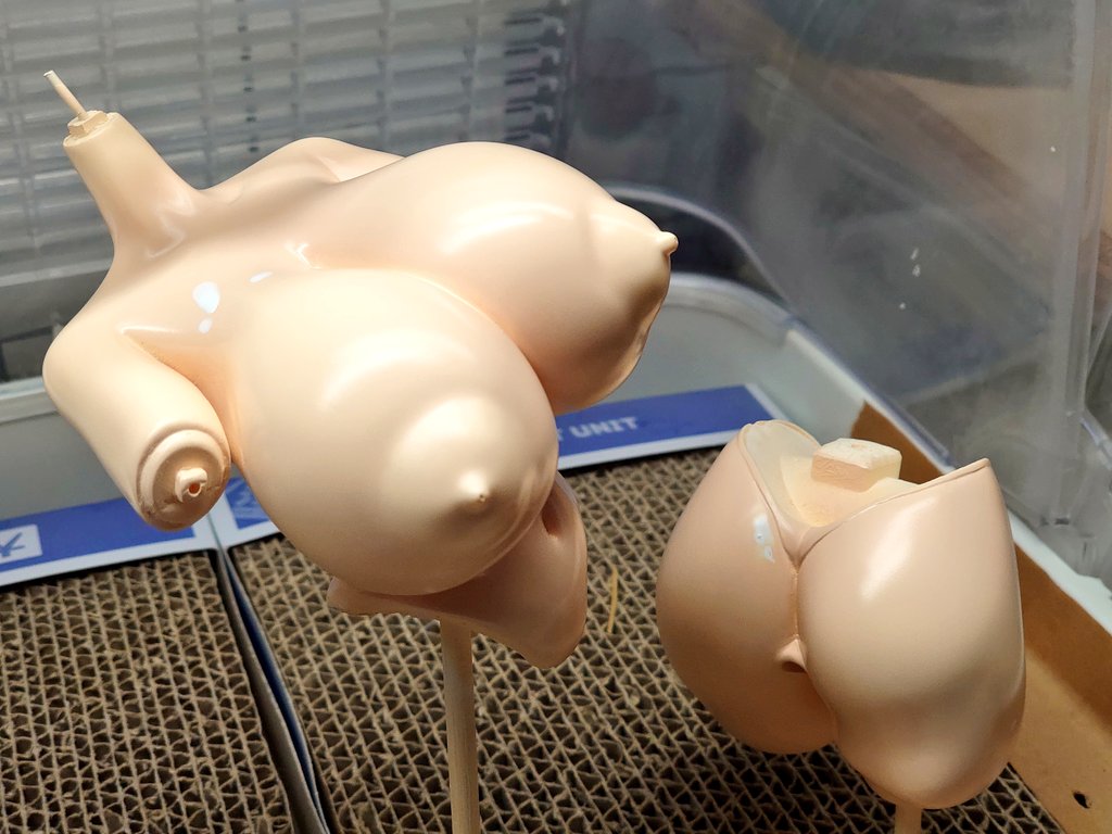 examlue's tweet photo. 宇崎母娘ホルスタイン水着
宇崎ちゃん製作中その4

肌色塗ってみたが、まだ気泡穴が。
サフ埋め、ヤスリ処理して塗り直し。 https://t.co/d9KYTtAEuB