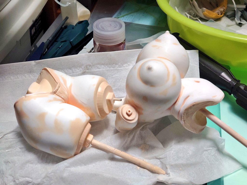examlue's tweet photo. 宇崎母娘ホルスタイン水着
宇崎ちゃん製作中その4

肌色塗ってみたが、まだ気泡穴が。
サフ埋め、ヤスリ処理して塗り直し。 https://t.co/d9KYTtAEuB