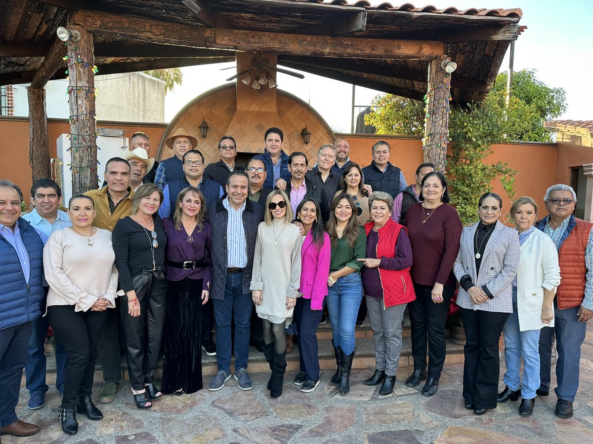 Han pasado los años, pero no la amistad.

Como cada año, hoy tuve el gusto de saludar a amigas y amigos con quienes compartí el privilegio de gobernar el Ayuntamiento de Guaymas.

¡Siempre me sentiré orgulloso de los resultados que dimos juntos!