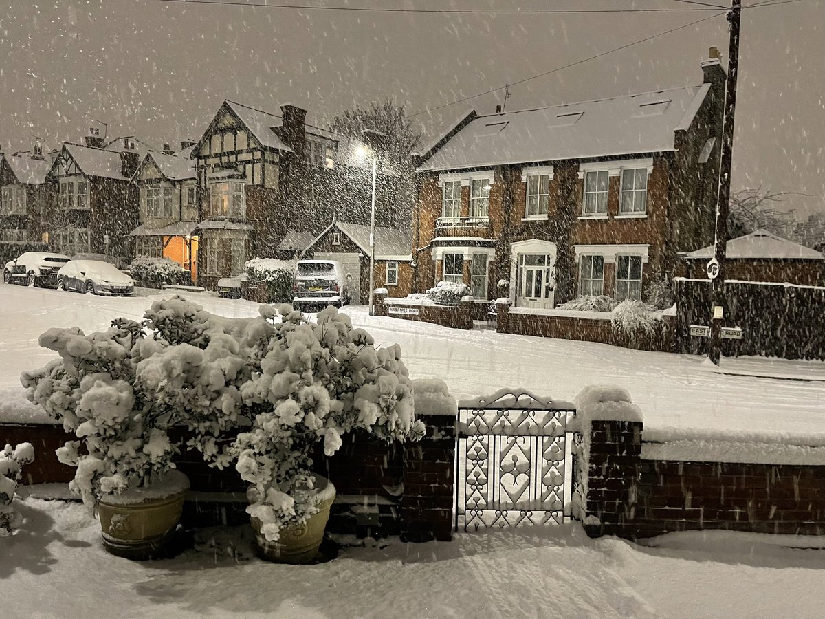 LorisZubanovic's tweet photo. My first proper snow in London. 🌨️❄️ https://t.co/YSWSWfvmZ9