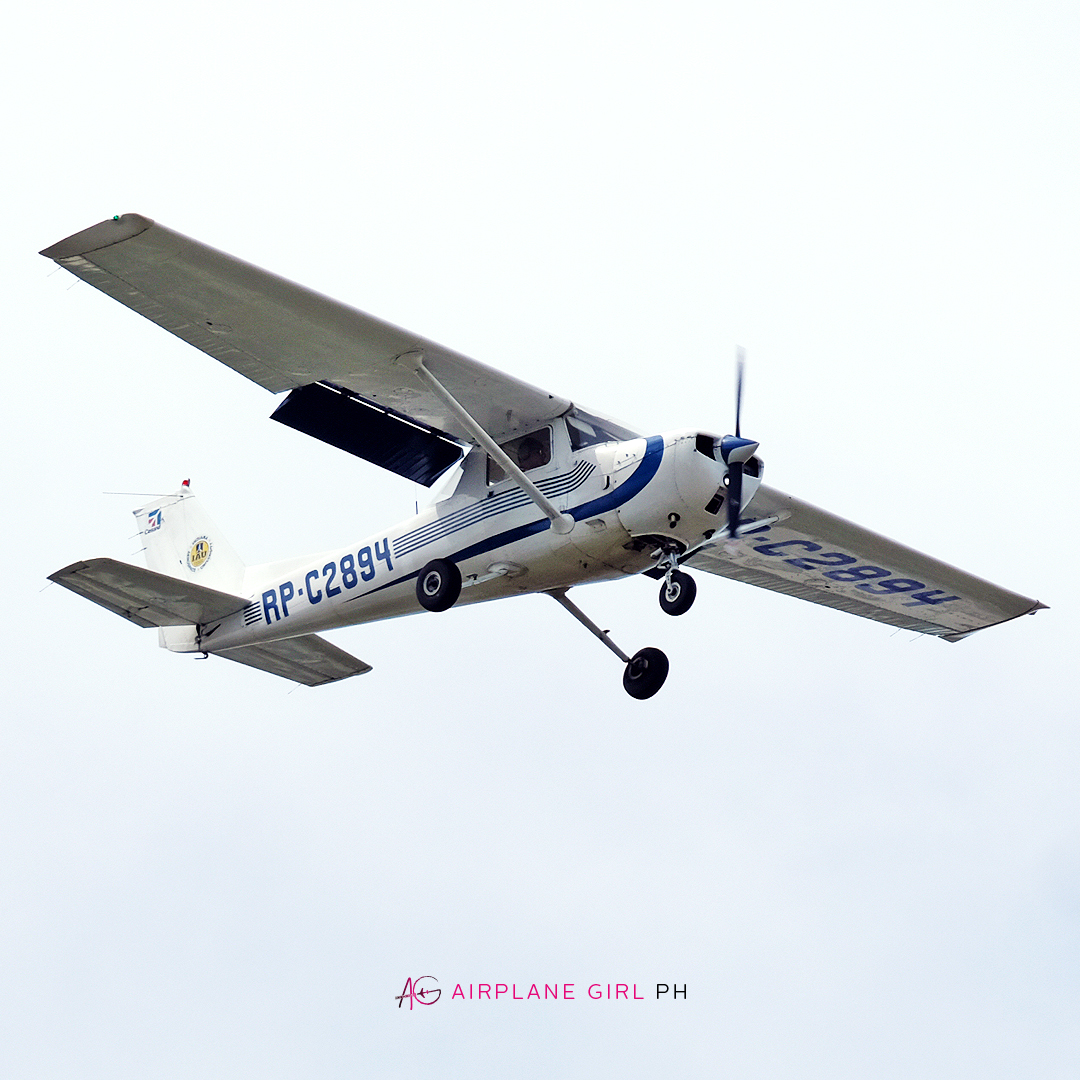 airplanegirlph's tweet photo. It's #GenAv time this week! Here's a #Cessna #C152 from #IndianaAerospaceUniversity on short finals into @MactanCebuAirpt. Caught this first day of December on a supposedly sunny day, but for some reason, it grew gloomy when this flew by. Luckily, it turned out fine. https://t.co/bfjbiujbnD