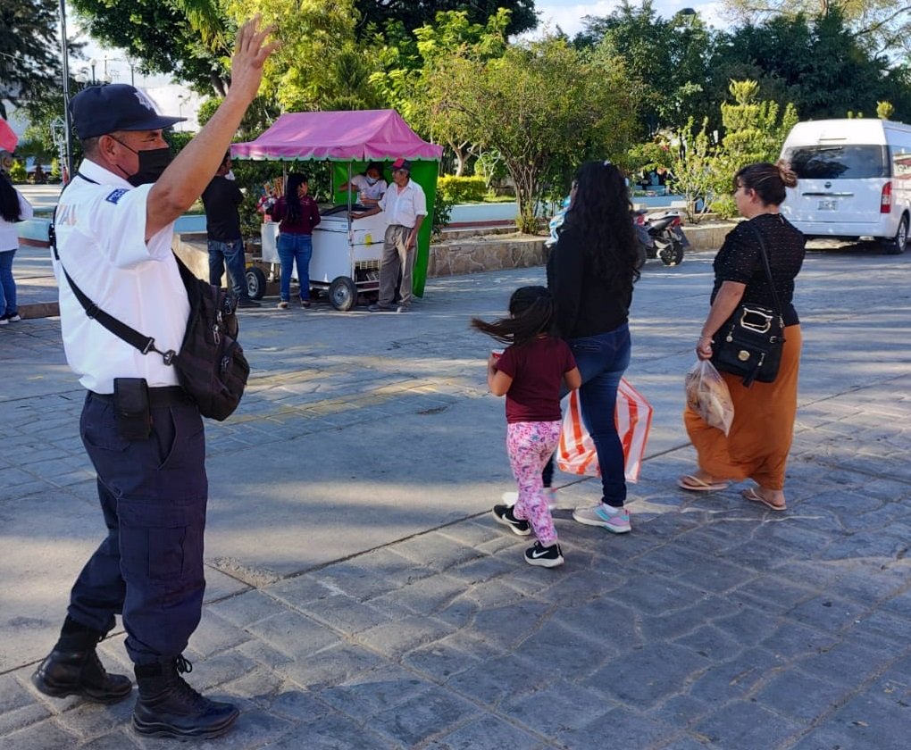 PolVial_GobOax's tweet photo. 🔹 Recuerde #ElPeatónEsPrimero #Respetelo
👉🏻 Conductor disminuya su velocidad, ceda el paso al peatón.
👉🏻 Por una #MovilidadSegura #EviteAccidentes #OcotlánDeMorelos #Oaxaca
@GobOax @salomonj https://t.co/UAPN74k4NK