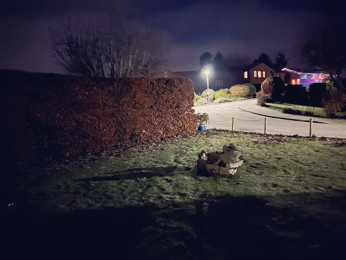 Alistai09247528's tweet photo. Beginning to look a lot like Xmas #Xmas #snow #winter #decembernight #iPhone14ProMax 🧊🥶🎄 ⛄️ ❄️ https://t.co/QngQXamdzg
