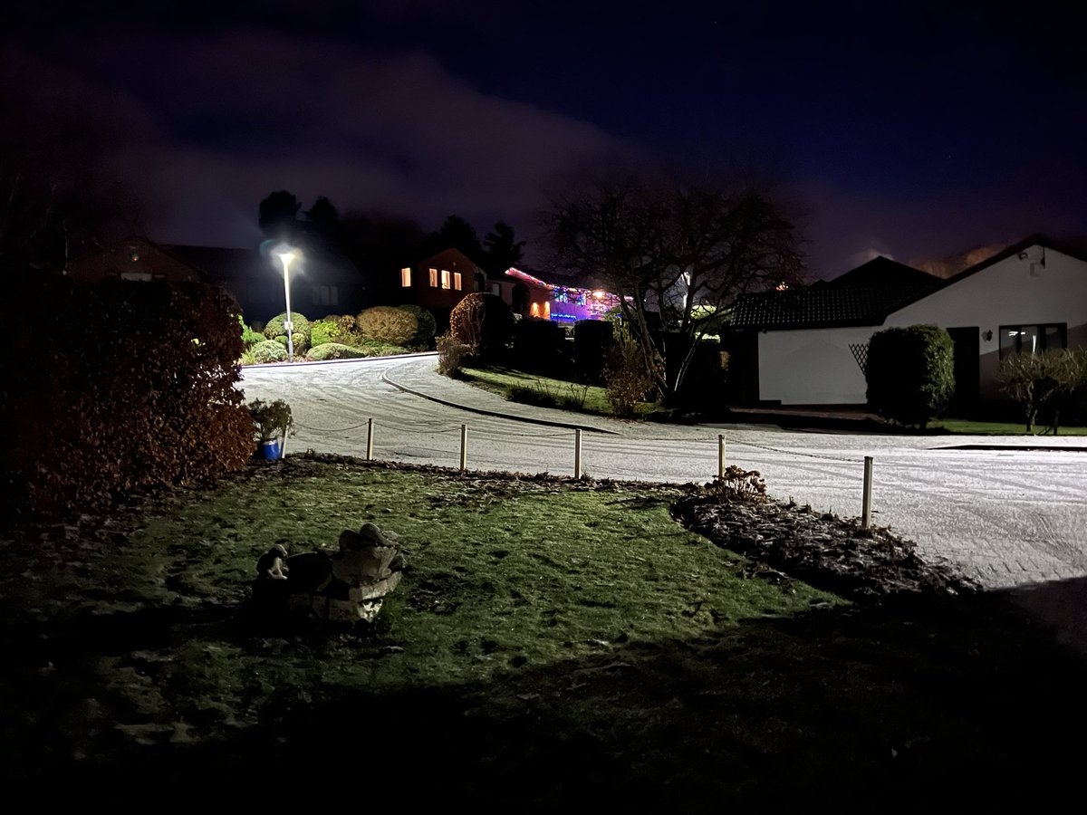 Alistai09247528's tweet photo. Beginning to look a lot like Xmas #Xmas #snow #winter #decembernight #iPhone14ProMax 🧊🥶🎄 ⛄️ ❄️ https://t.co/QngQXamdzg