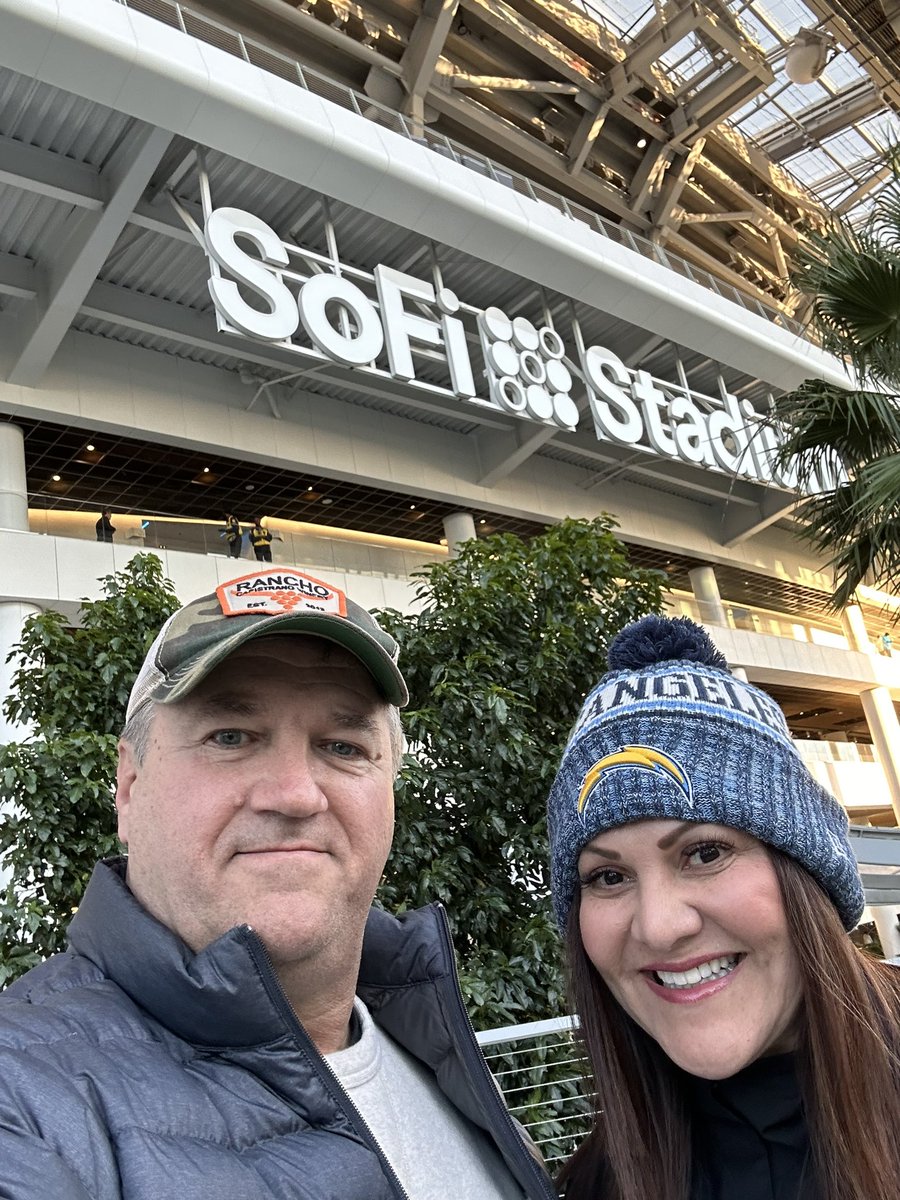 KyleFranson's tweet photo. Forgot it was a late game..  got here at 12:00.  #boltup https://t.co/DuTEHTKv0i
