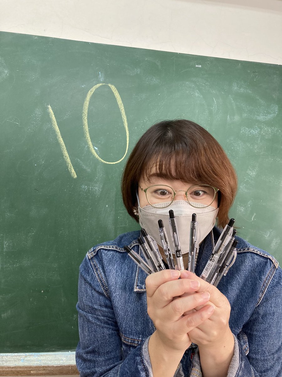 ball864's tweet photo. この後9時半からはバルーン🎈
今日のテーマは「10」です！
メッセージお待ちしてます♡

月曜のコーナーは「今週のめあて」！
今週の予定と目標を宣言して有言実行を目指そう！というコーナーです☆ 
📩ball864@rokinawa.co.jp
#ラジオ沖縄
#ball864
radikoはこちら💁‍♀️ https://t.co/cubtknrZv3 https://t.co/5lw80M5K94
