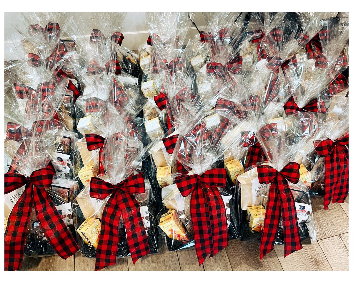 resolutionstyle's tweet photo. We love custom curating holiday gifts for our clients! #corporategifts #HolidayGiftGuide #giftideas #womenowned https://t.co/Fo7L5bQG3H