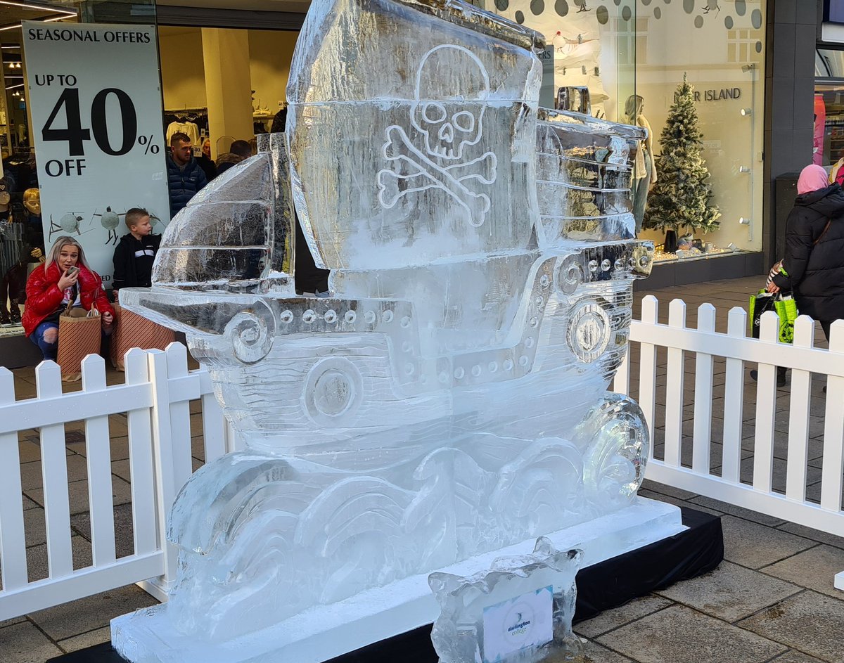 Went shopping in town and saw some Peter pan themed ice sculptures on display!! #cool #icesculptures #PETERPAN