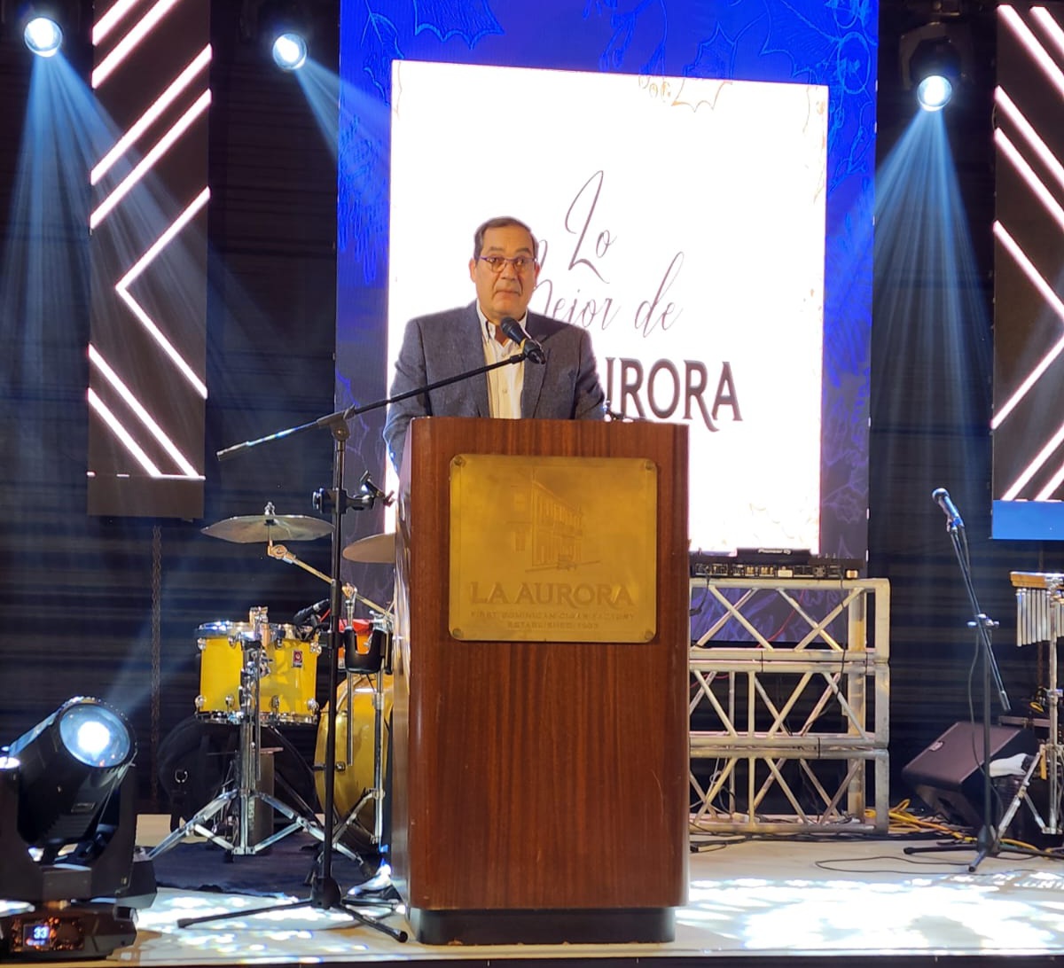 Cigardom's tweet photo. Gracias @LaAuroraCigars por invitar  a CIGARRO DOMINICANO a compartir la Navidad con ustedes! // How wonderful was to share Christmas with our friends from La Aurora! Thanks for inviting us to participate in this beautiful party with all of you. @iturbidesz #cigars #Christmas https://t.co/3WhbcMBrbg