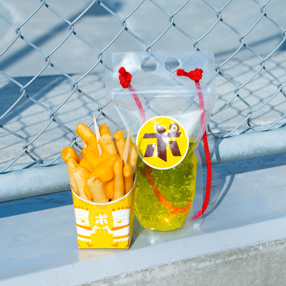 potatorado's tweet photo. 週末にテレビでインカコーラが
紹介されていましたが
#黄金のポテトラド でも
インカコーラ販売しております❤️💜

🥤光り輝くポテトラドの黄金コーラ【ドリ１】
600円（税込）
※現在、紐はオレンジ色になっています

今日も11時から営業開始です！
お待ちしています〜👑

#ポテトラド
#キンプる https://t.co/x00kHh7WdV