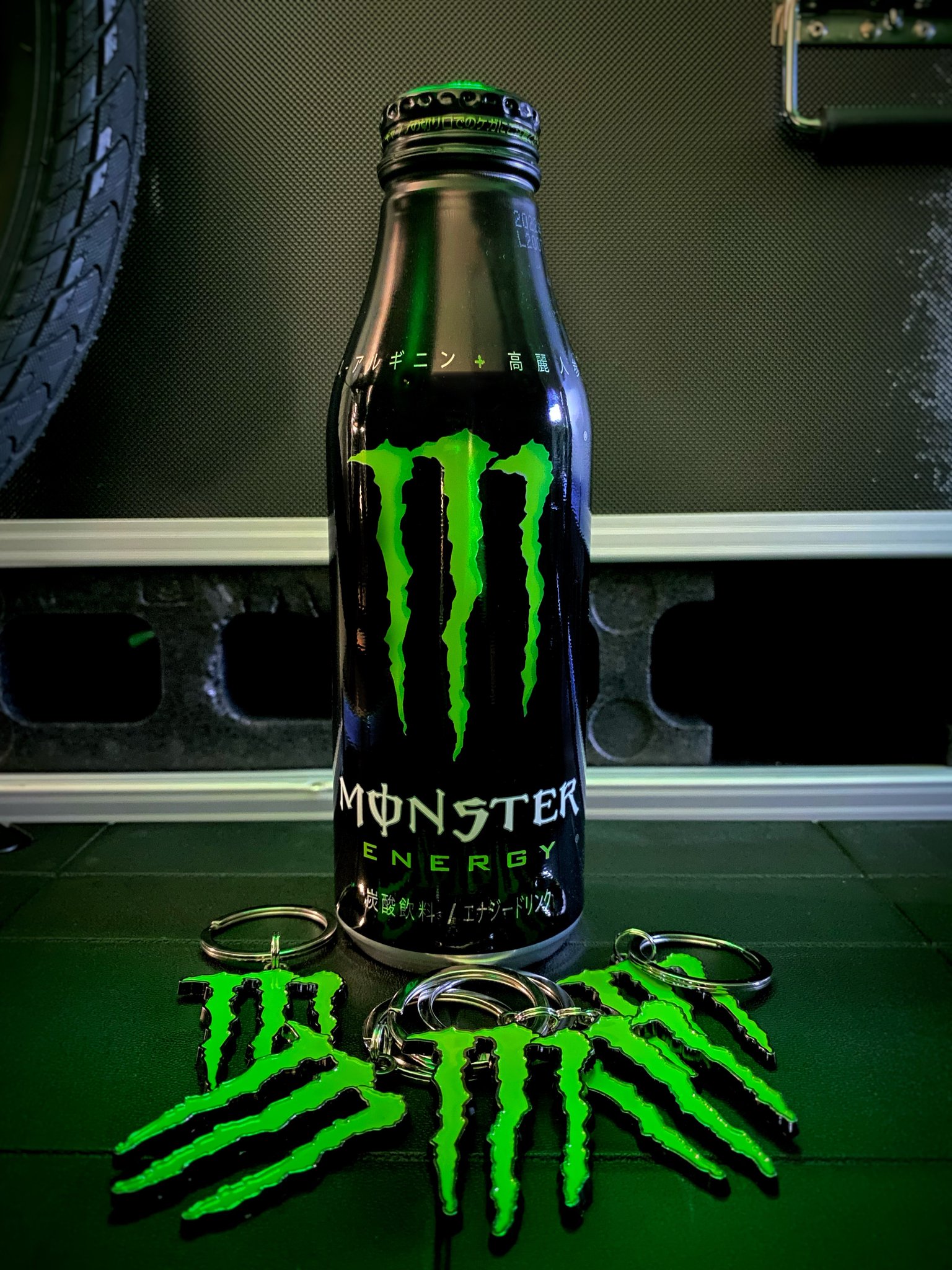Monster Energy タグ付 カラビナ キーホルダー うれしく Monster Energy タグ付 カラビナ キーホルダー うれしく