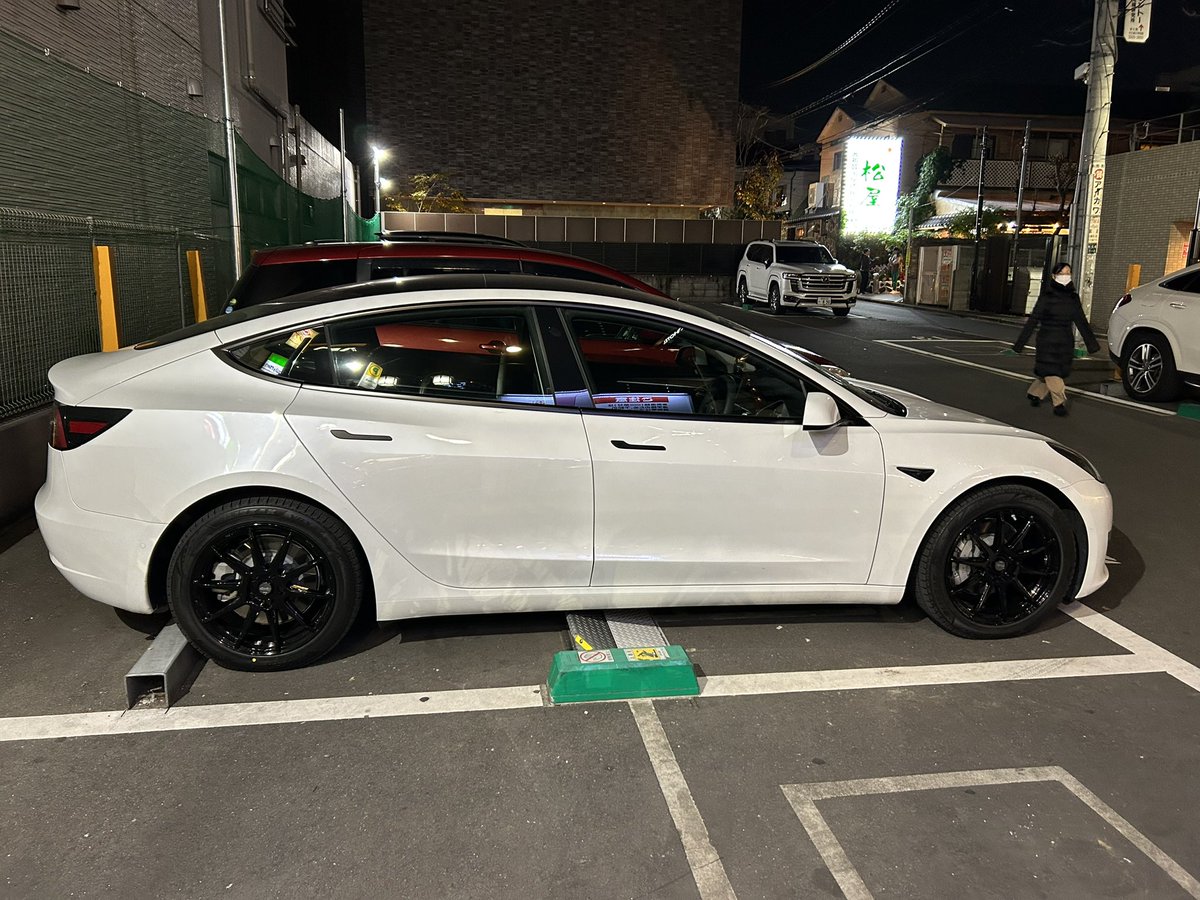 sibuvvv's tweet photo. モデル3 冬タイヤ交換メモ
・BLIZZAK VRX3 235/45R18 94Q 4本149,960円
・18インチ サーキュラー C10R ホイール ブラック 8J +40 5H-114.3 4本 71,970円
・KYO-EI F100SB-20P 黒袋ナット　4,247円
・ENKEI HUB64 ハブリング2,200円
・純正TPMS 4台 40,040円
・タイヤフィッター　7,700円
合計276,117円 https://t.co/NC3OULAtsG