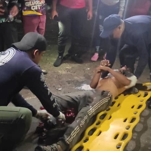 segobolivar's tweet photo. El lesionado fue avistado en la orilla de la carretera de la Redoma de Edelca sentido puerto Ordaz- San Félix. Fue trasladado hasta el área de Trauma del hospital Uyapar. https://t.co/9wAHVfD9Z9