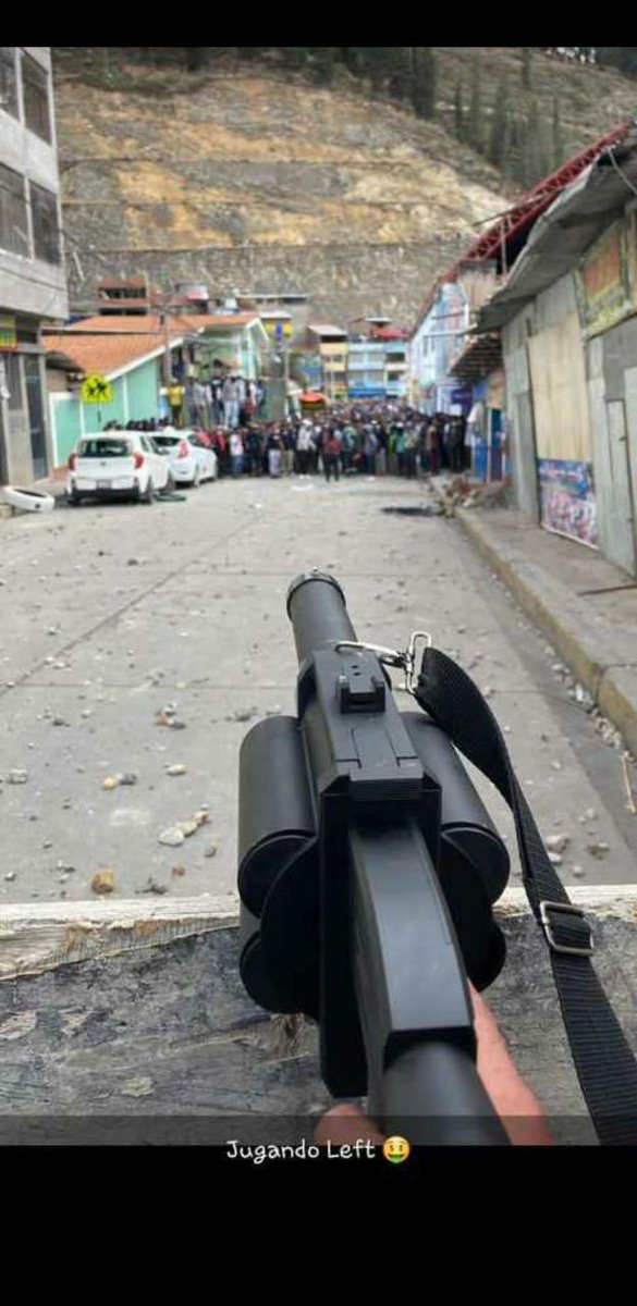 vinelliU's tweet photo. 🚨Un miembro de la Policía subió esta foto a su historia de Whatsapp. Apunta a los manifestantes y escribe: “Jugando left” #PerúDDHH #SosPeru #InsurgenciaPopular https://t.co/15kLwLvrCB