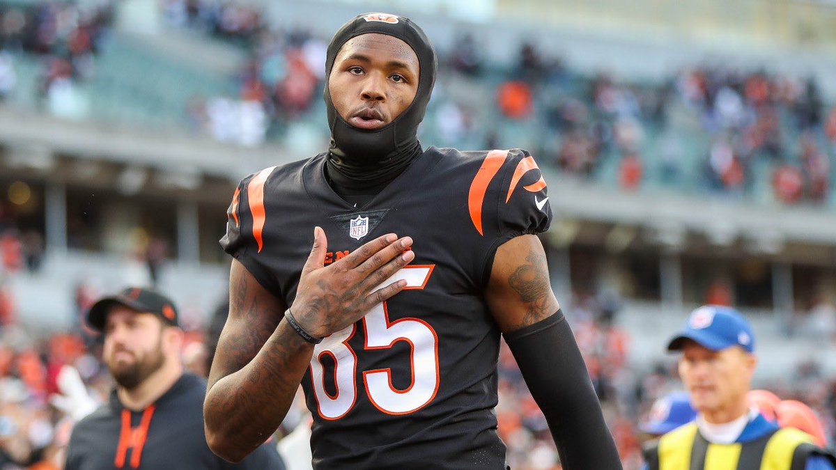 AlfredoABrown's tweet photo. Raise your hand if the Bengals killed your fantasy season today with Tee Higgins. 🖐️ 

As usual, DO NOT TAG players. Let’s just wallow in our own self-pity together. https://t.co/hZs6eL2HOh