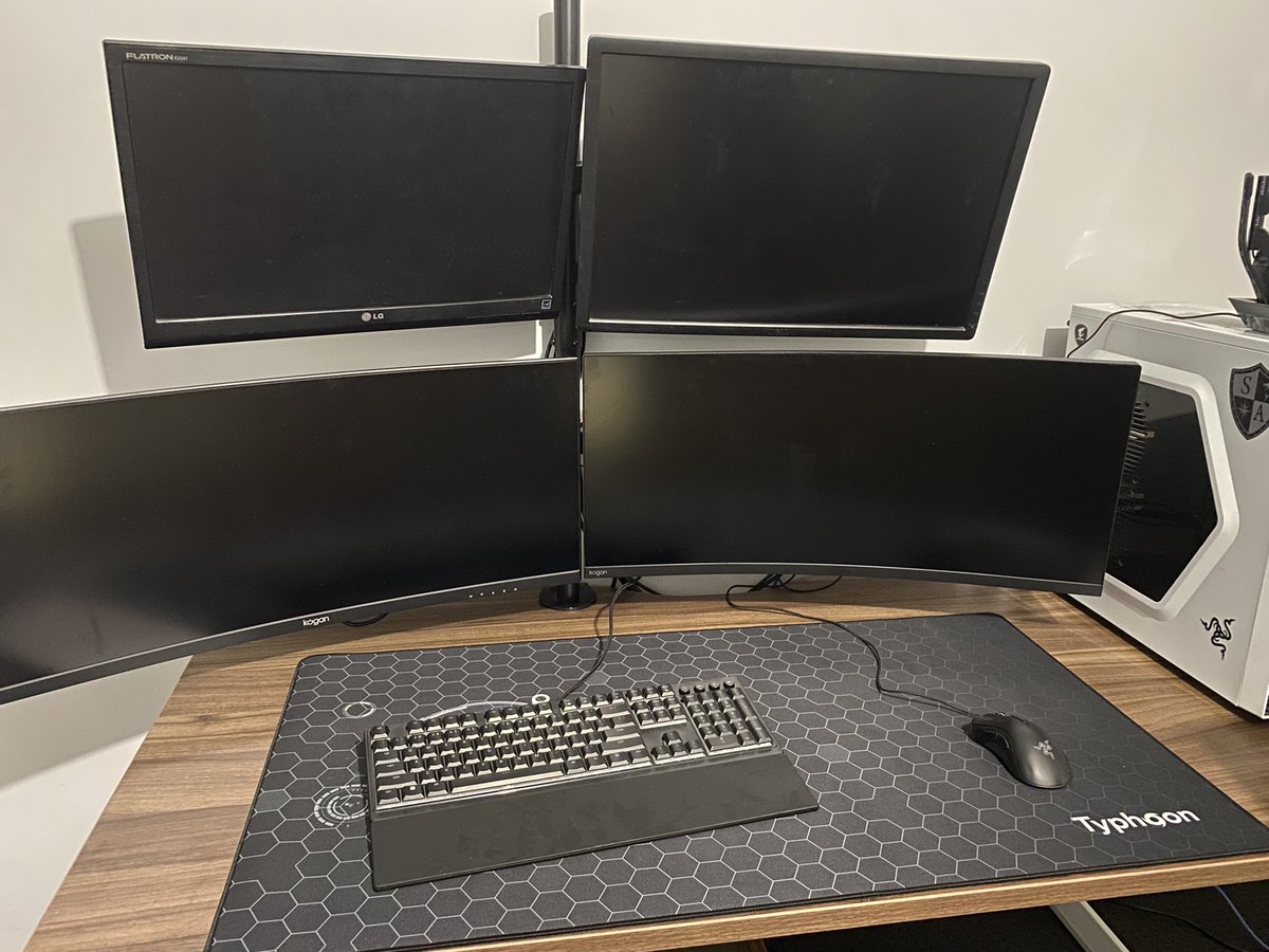 weasle350's tweet photo. @EveOnline Pretty happy with this setup, but always need more screens for more Eve clients 😂 #tweetfleet https://t.co/zJMX6rbVje